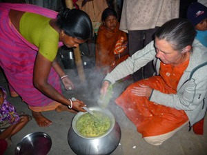 Hier ist Anne Bucher zu sehen, die Kleinbauern in Indien zeigt, wie Moringa zubereitet werden kann