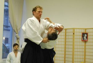 Aikidolehrer Jelmut Rachl beim irimi Nage mit Uke Professor Martin Gruber, 7.Dan Aikikai